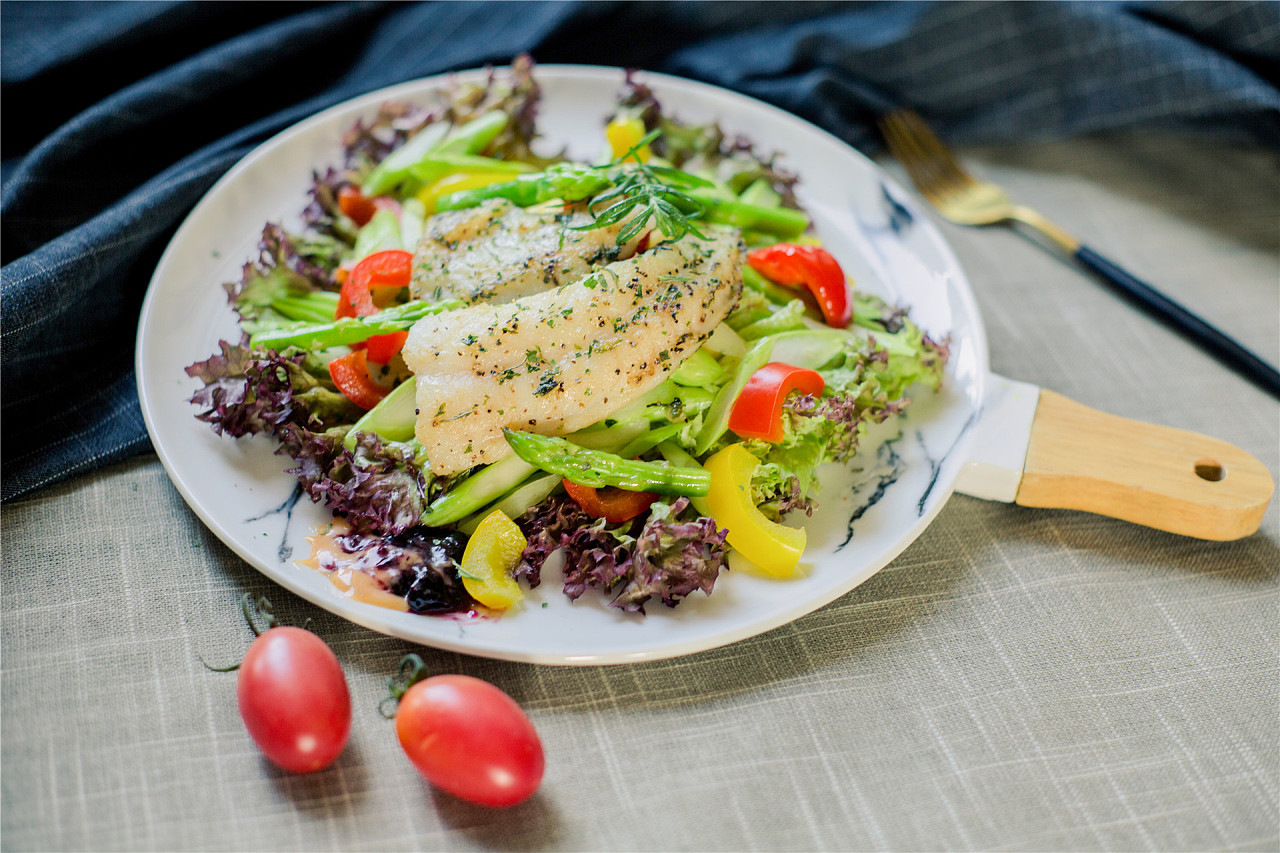 AI热潮下股市分化加剧:大型科技股狂飙,小盘科技股束手无策