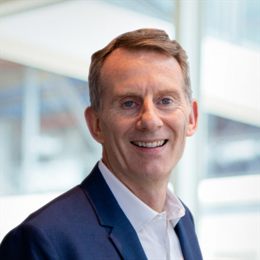 眼神中满是震撼与自豪!杨匏安纪念学校师生观看九三阅兵